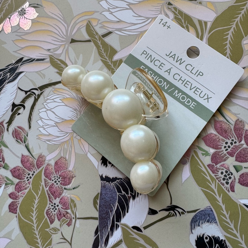 Pear Shape White Jaw Hair Clip